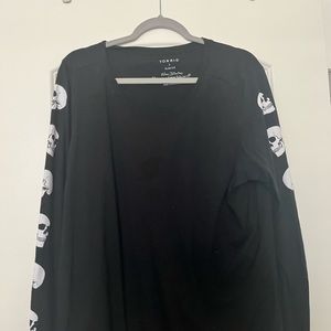 Torrid long sleeve T shirt with skulls
